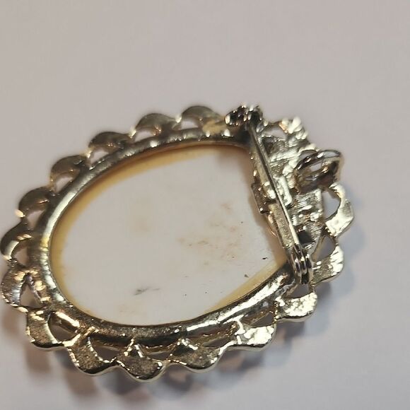 Vintage Fragonard Cameo Brooch with Gold Tone Trim - Picture 3 of 6
